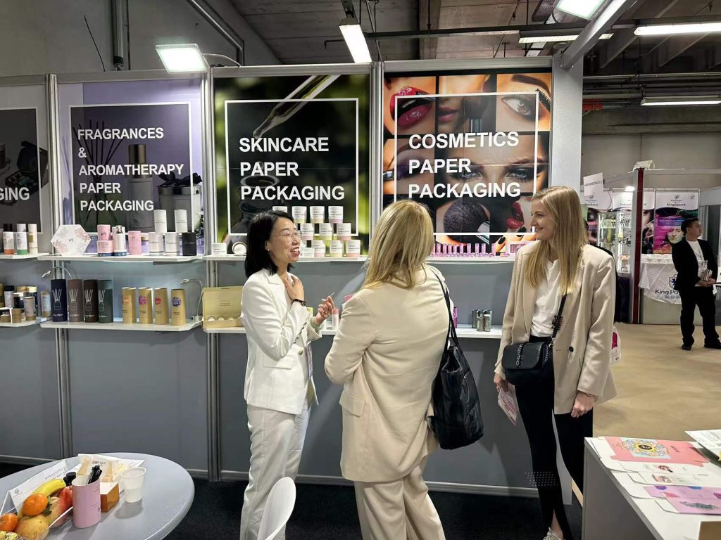 Команда Fortress с посетителями выставки косметической упаковки beauty cosmoprof beauty exhibition