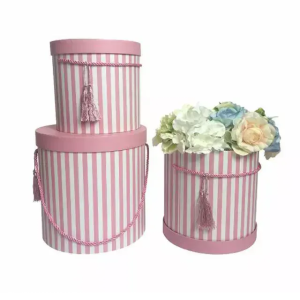 изготовленная на заказ цветочная круглая цилиндрическая коробка с розовыми бумажными трубками