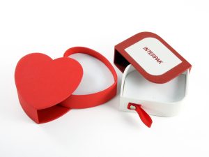 Изготовленная на заказ красная подарочная коробка из картона для подписки Boxycharm в форме сердца для ювелирных изделий из бумаги