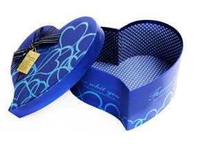 Картонная упаковочная коробка с цилиндрической трубкой в форме сердца из необычной бумажной коробки с крышкой
